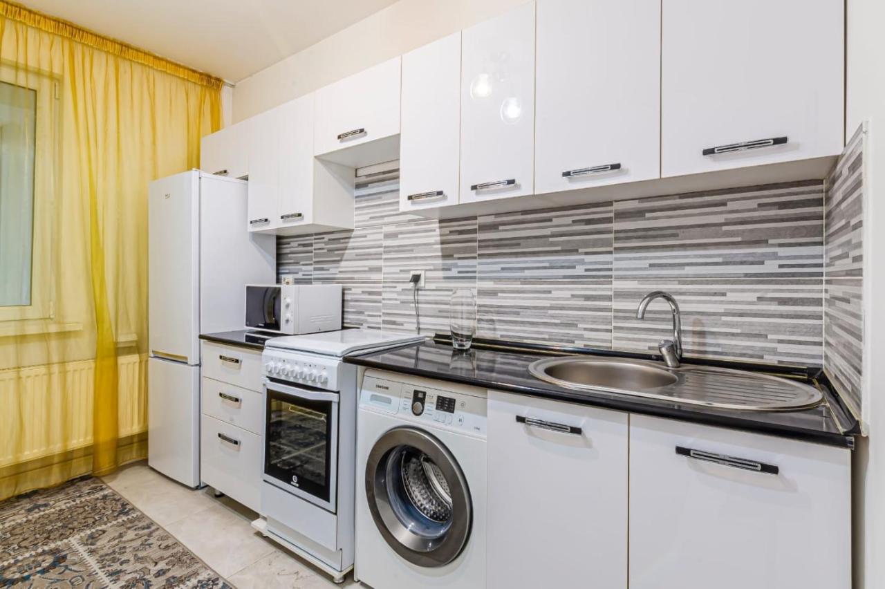 Однушка В Жк Абая 130/2 2019 Г.П. Apartment Almaty Exterior photo